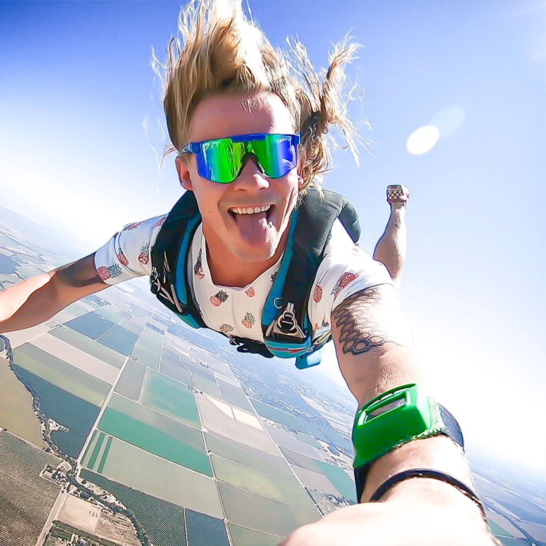 Narrow / Polarized Blue-Green | Man sky diving wearing The Leonardo Original from Pit Viper Sunglasses